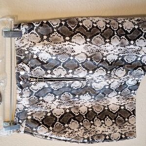 Blashe Gray & White Snake Pattern Mini Skirt. See all Photos!! Size Small